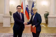 Vietnamese Ambassador Vu Le Thai Hoang (left) and Slovenian President Natasa Pirc Musar. (Source: Office of the President of Slovenia)