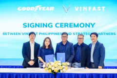 Representatives from VinFast and Goodyear Philippines at the signing ceremony (Photo: VNA)