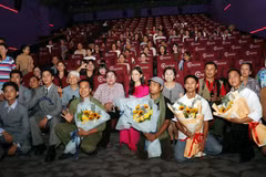 The film's cast and crew and the audience at the screening (Photo: VNA)