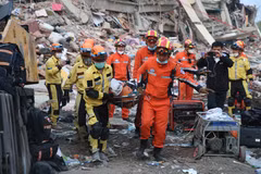 Rescue teams search for victims trapped under the rubble after the earthquake in Mandalay, Myanmar. (Photo: Xinhua/VNA)