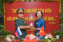 Major General Luu Trong Lu, Chairman of the Dien Bien provincial War Veterans’ Association, presents the soil jar to Vu Thi Tuyet Nga, Director of the Dien Bien Phu Victory Museum. (Photo: VNA)