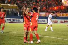Chau Ngoc Quang (No. 8) celebrates with teammates after scoring Vietnam’s opening goal in the 11th minute. (Photo: VNA)