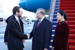 Party General Secretary To Lam and his spouse are welcomed at London Stansted Airport (Photo: VNA)