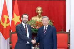 Party General Secretary To Lam receives British Ambassador to Vietnam Iain Frew in Hanoi on October 17. (Photo: VNA)