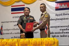 Major General Uy Hieng, Commander of the 3rd Military Region, and Vice Admiral Aphichat Sapprasert, Commander of Thailand’s Chanthaburi and Trat Border Defense Command at the Regional Border Committee (RBC). (Photo: Kiripost)