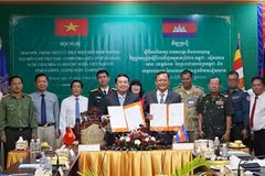 Vice Chairman of the An Giang provincial People’s Committee Le Trung Ho (left) and Deputy Governor of Kampot province Khiev Rithiphorn sign an agreement on the exchange, consensus, and implementation of the Vietnam–Cambodia Border Trade Agreement. (Photo: VNA)