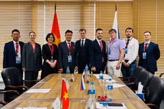 The working session between the delegations of the University of Foreign Language Studies under the University of Da Nang and the Far Eastern Federal University of Russia (Photo: VNA)