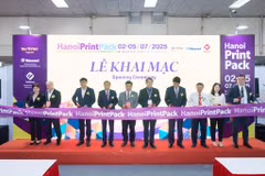 Representatives of participating units cut the ribbon to open the exhibition. (Photo: VNA)