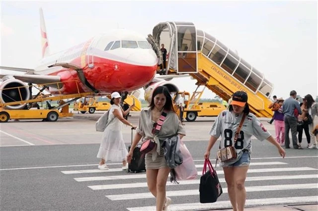 Vietnam's airports handle nearly 102 million passengers in first nine months