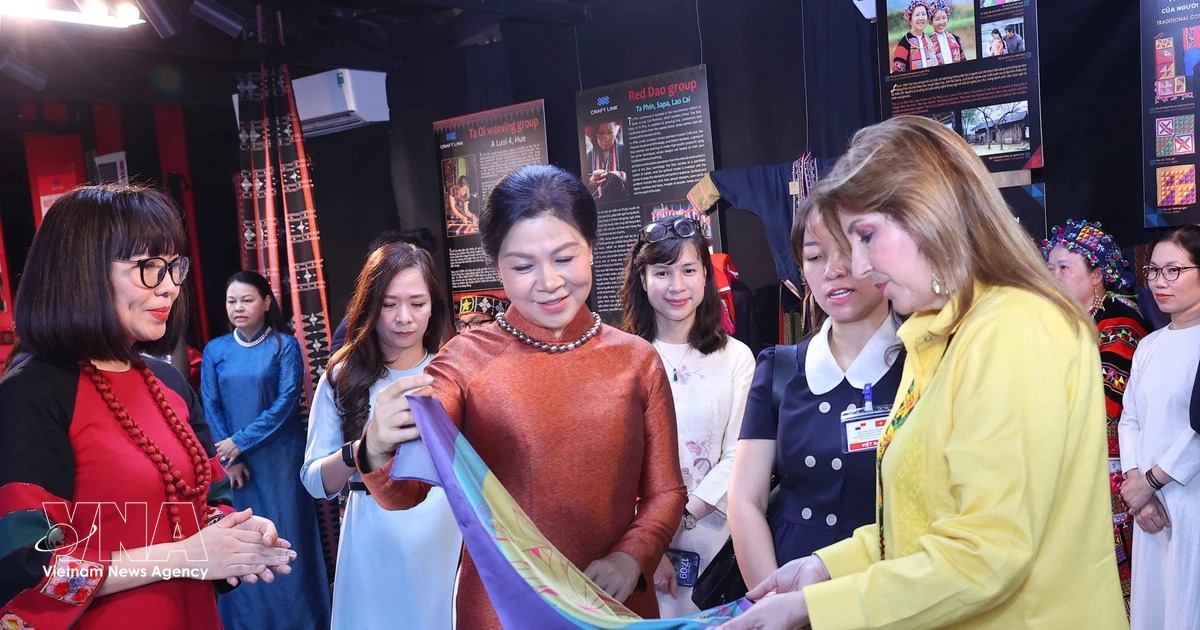 Vietnamese, Panamanian first ladies bond over ethnic textiles at Hanoi cultural event