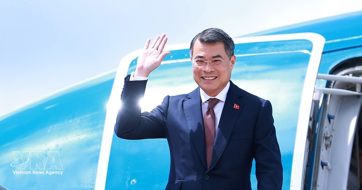 PM arrives in Phnom Penh, starting official visit to Cambodia
