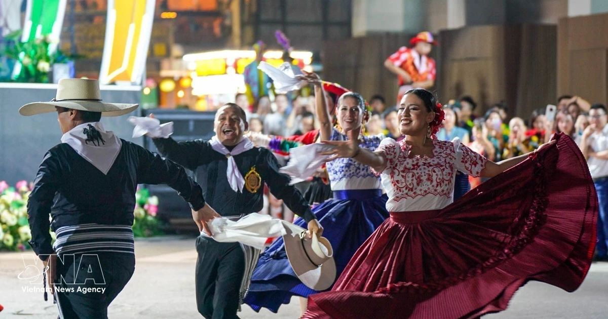 “Colours of Five Continents” bring cultural vibrancy to Hanoi’s Hoan Kiem Lake