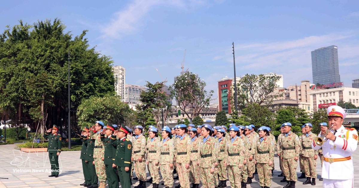Vietnamese peacekeeping force pays tribute to President Ho Chi Minh
