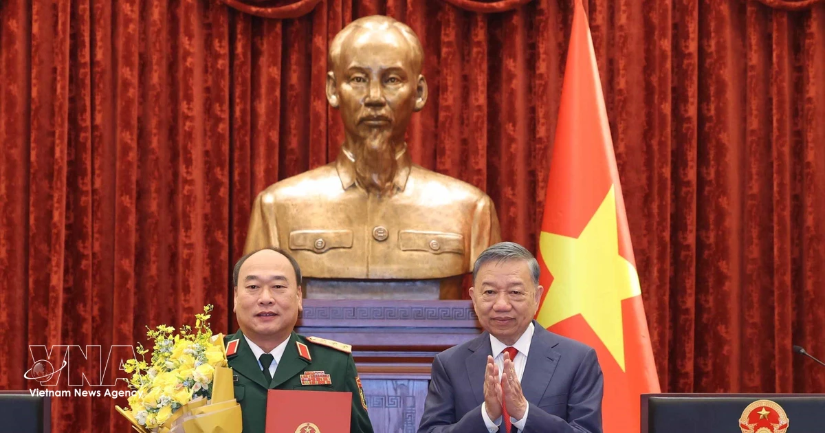 Top leader awards Senior Lieutenant General rank to Le Quang Dao