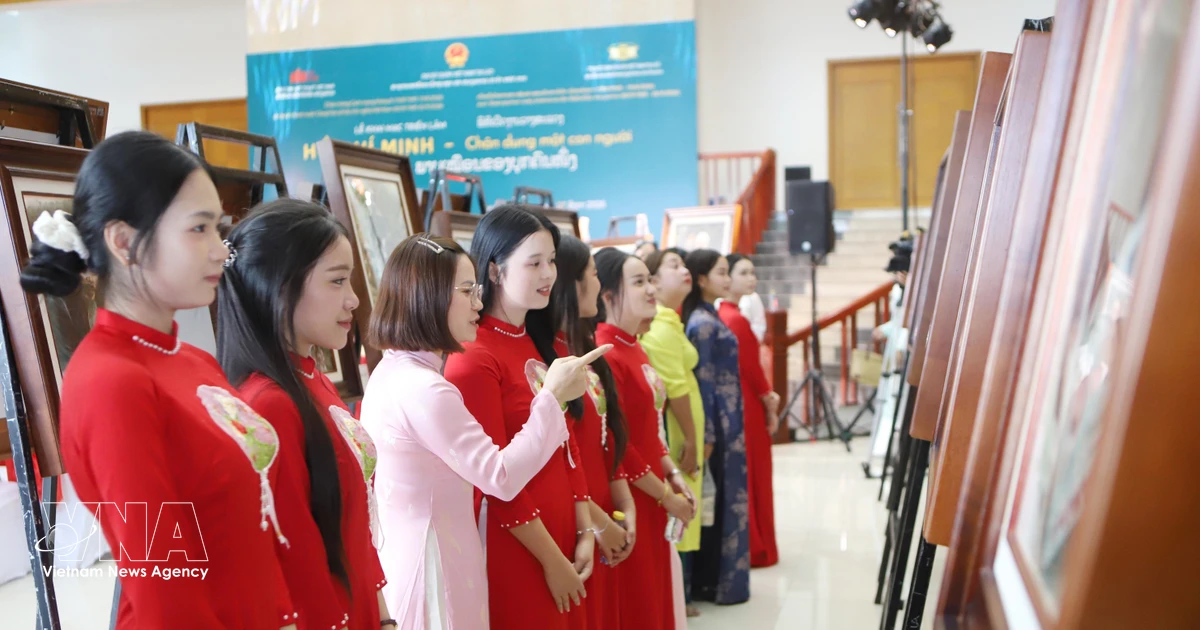 Vietnamese in Laos, Singapore honour President Ho Chi Minh on National Day
