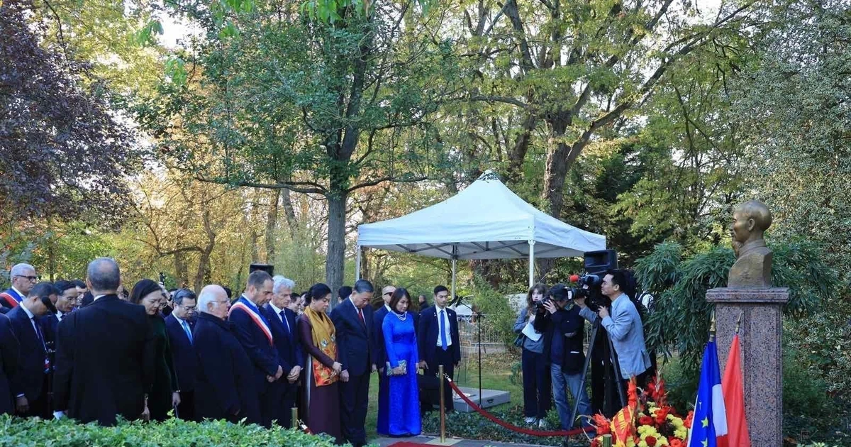 Top Vietnamese leader lays wreath at Ho Chi Minh Monument in France