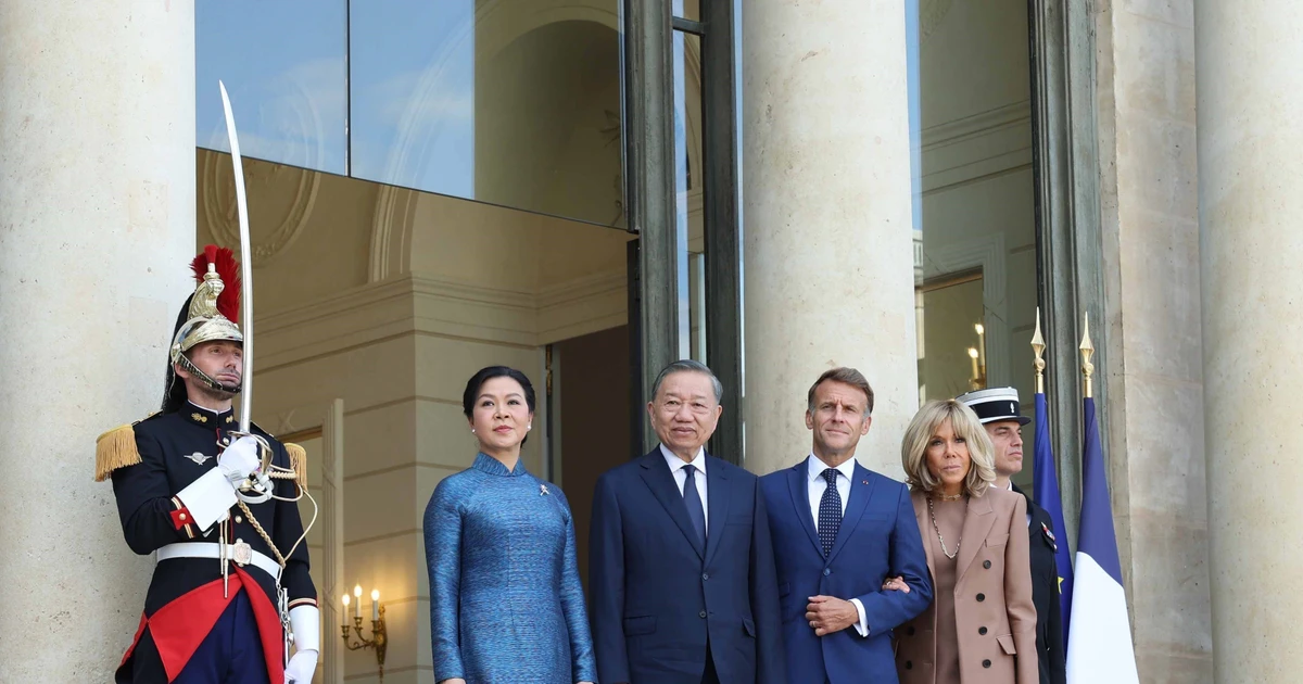Official welcome ceremony held for top Vietnamese leader in France