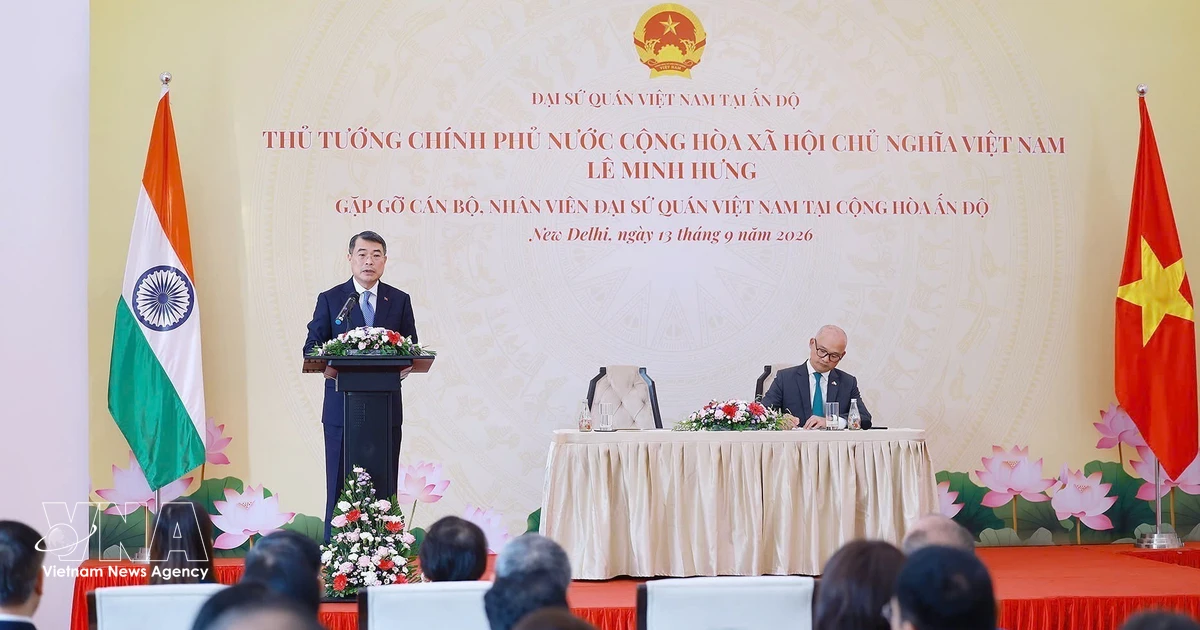 Prime Minister meets with staff of Vietnamese representative agencies, community in India