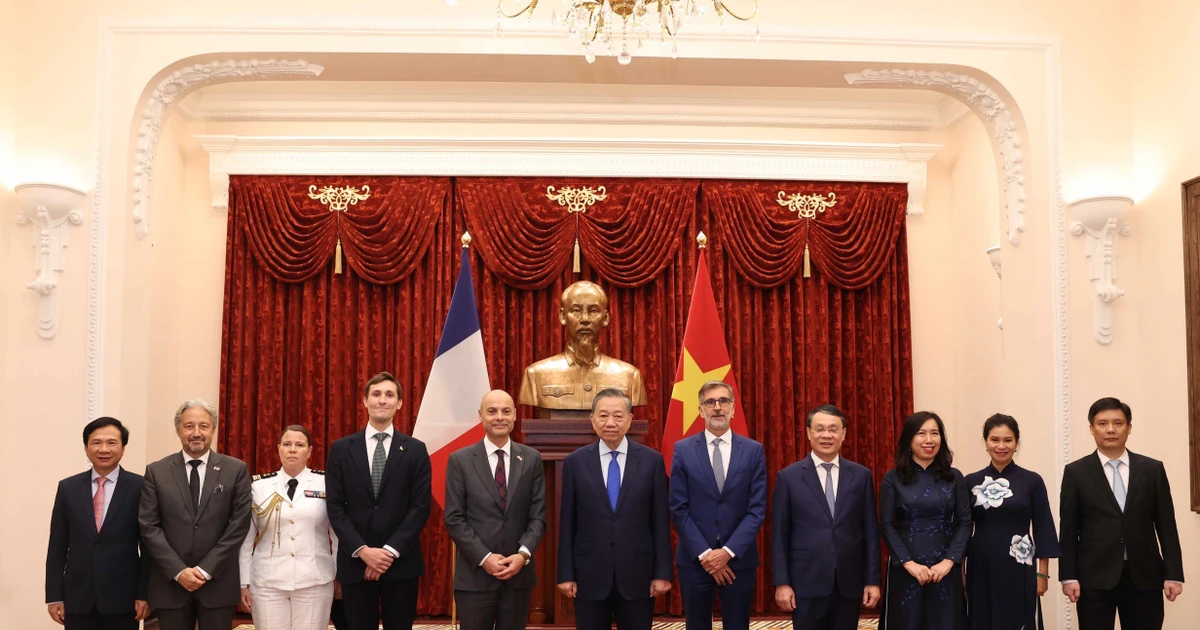 Top leader receives newly accredited ambassadors