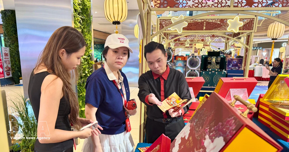 Ho Chi Minh City mooncake sellers roll out new flavours, deep discounts