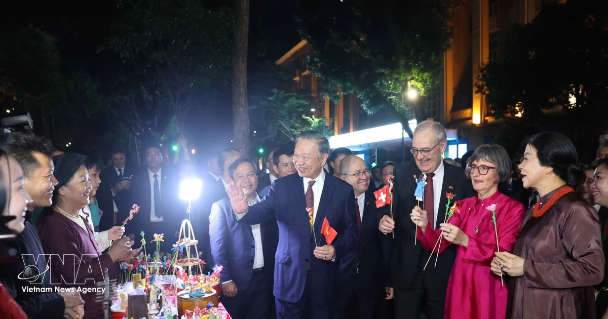 Vietnamese and Swiss leaders enjoy evening stroll around Hoan Kiem Lake