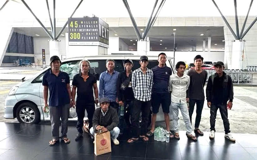 Vietnamese Embassy in Malaysia helps 10 fishermen return home safely