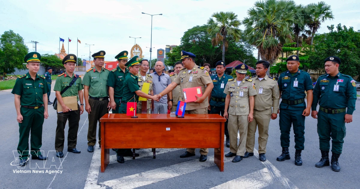 Tay Ninh authorities receive 23 Vietnamese citizens repatriated from Cambodia