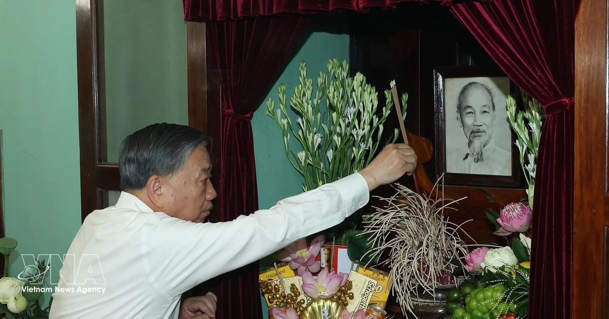 Party and State leader offers incense in tribute to President Ho Chi ...