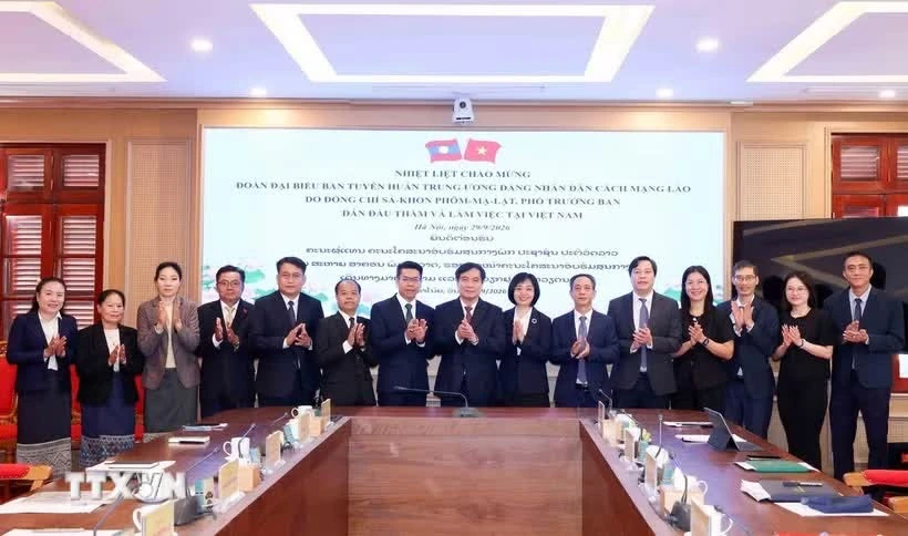 Vietnam, Laos promote cooperation in personnel training for communications, ideological work