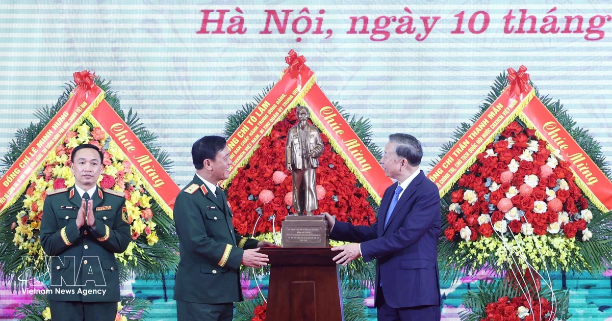 Top leader attends military anniversary, inspects key Hanoi projects
