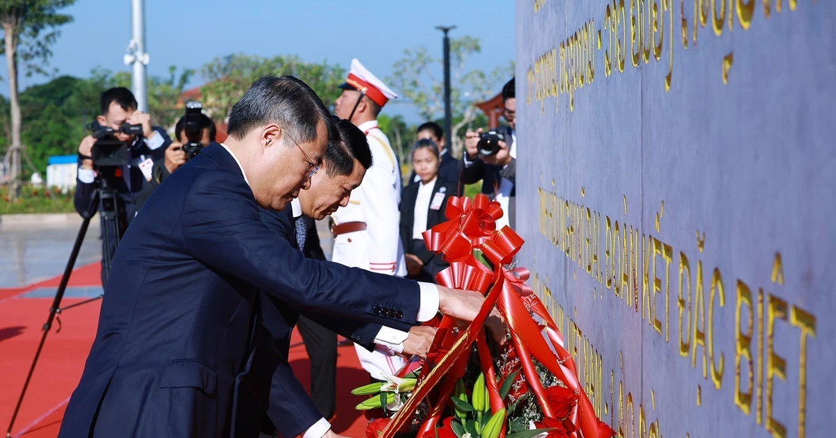 Vietnamese, Lao leaders honor fallen statesmen in Vientiane ceremony