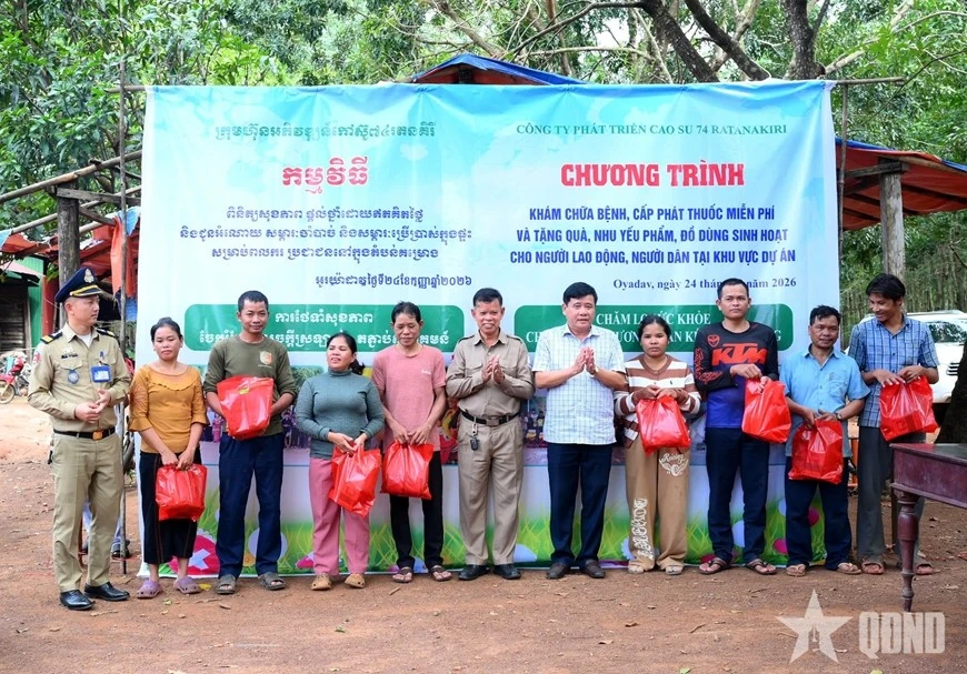 Vietnamese military unit provides free healthcare, gifts for Cambodians