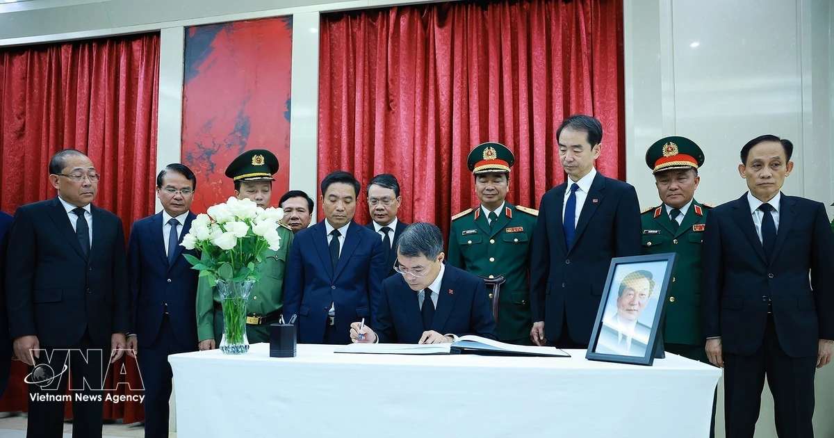 Prime Minister Le Minh Hung pays tribute to former Chinese Premier