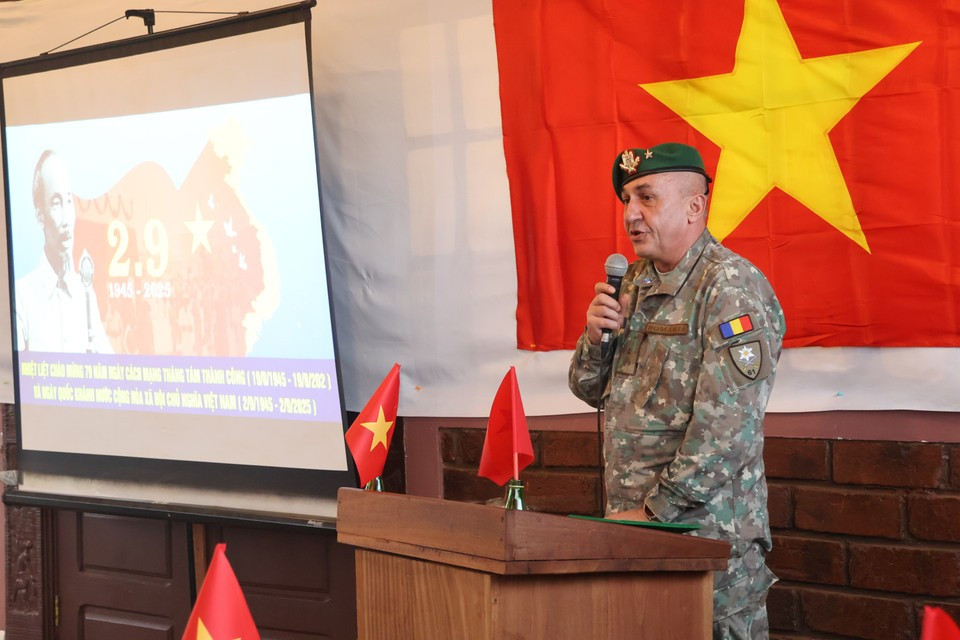 Brigadier General Nicolae Gabriel Oros, Mission Force Commander of the European Union Training Mission in the Central African Republic (EUTM RCA), shares his impression on the Vietnamese soldiers’ humility and spirit of sharing, helping international friends better understand Vietnam as a friendly and peace-loving nation. (Photo: VietnamPlus)