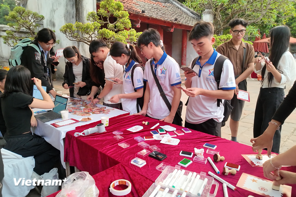 A check-in corner offers rounded-corner patriotism-themed cards with eye-catching graphics. (Photo: VietnamPlus)