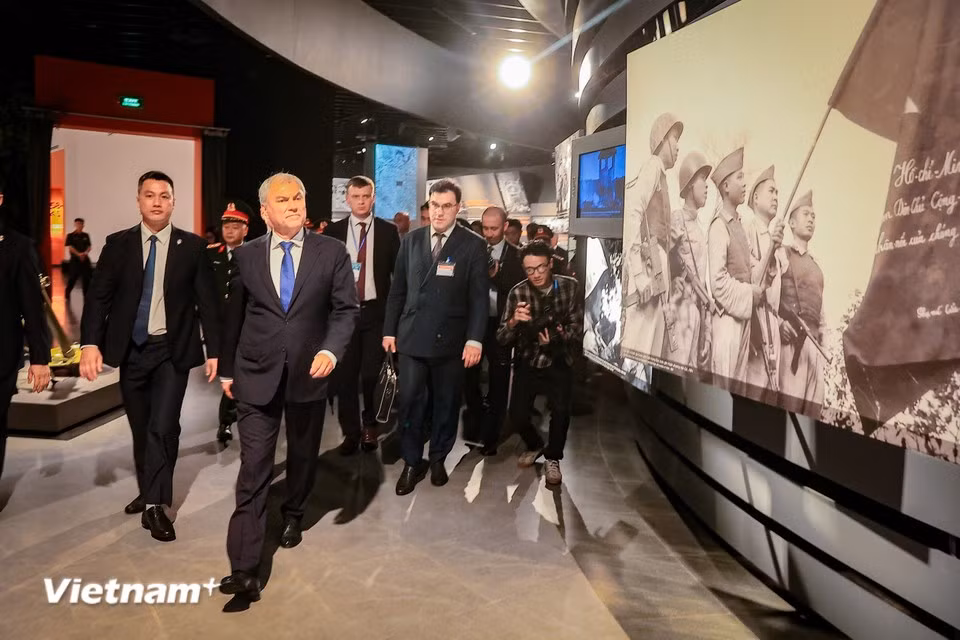 Chairman of the State Duma of the Federal Assembly of the Russian Federation Vyacheslav Volodin and his entourage visit the Vietnam Military History Museum. (Photo: VietnamPlus)