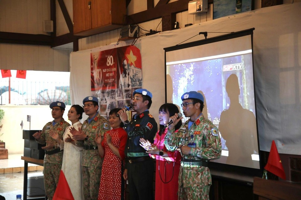 Members of the Vietnamese contingent sing “Noi vong tay lon” (The Great Circle of Vietnam). (Photo: VietnamPlus)