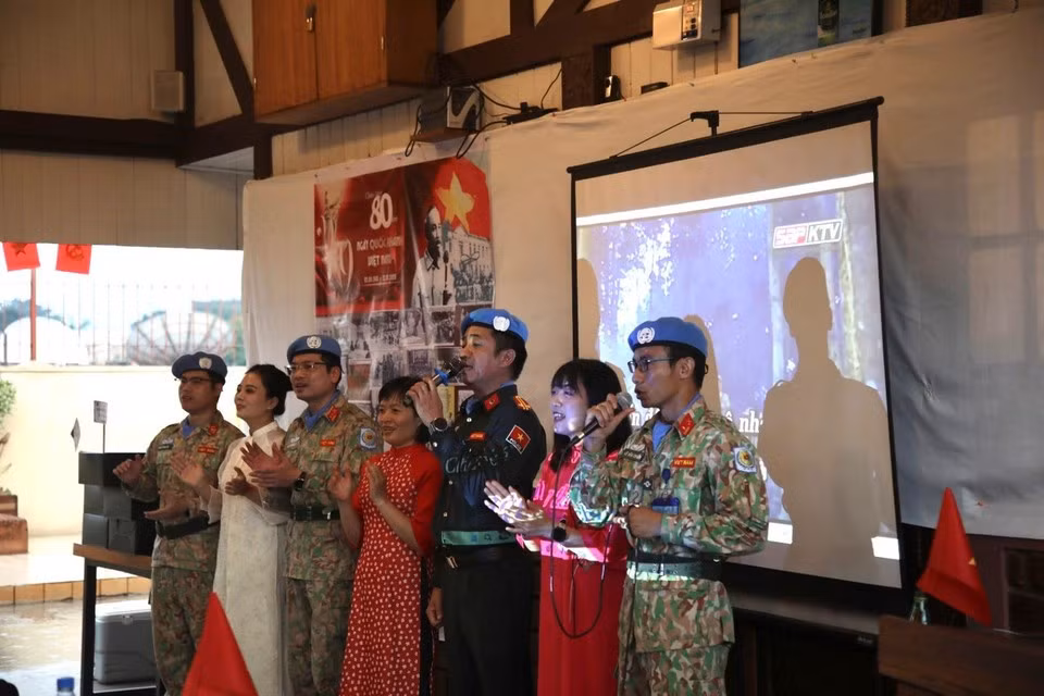 Members of the Vietnamese contingent sing “Noi vong tay lon” (The Great Circle of Vietnam). (Photo: VietnamPlus)