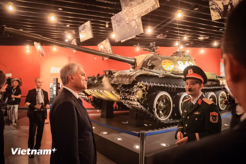 He stops by the legendary tank that crashed through the gate of the Independence Palace marking the final moment of the Ho Chi Minh Campaign. (Photo: VietnamPlus)