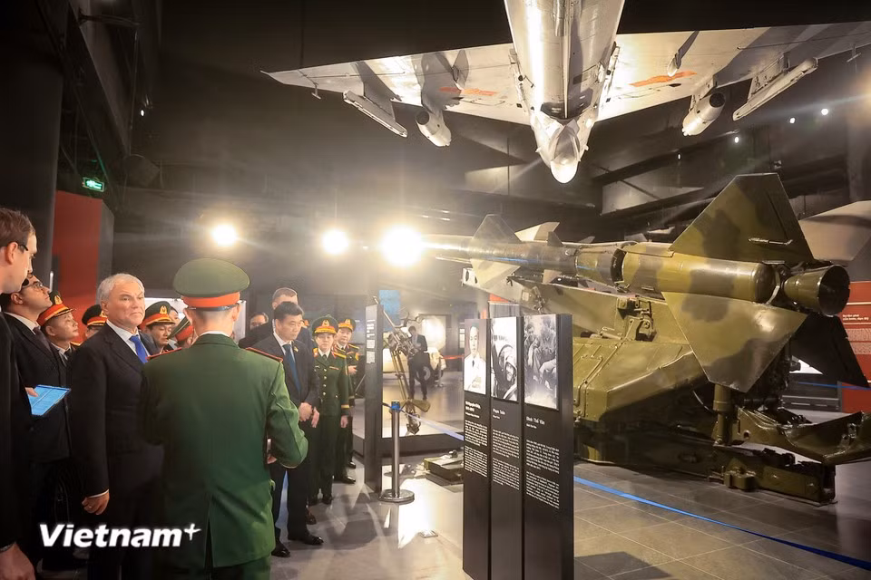 Volodin views artefacts from the 12-day-and-night Dien Bien Phu in the Air Campaign in 1972, which forced the enemy to the negotiating table. (Photo: VietnamPlus)