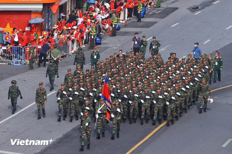 Soldiers from the Laos’ People Army engage in the grand parade to mark the 80th anniversary of Vietnam’s National Day. (Photo: VietnamPlus)