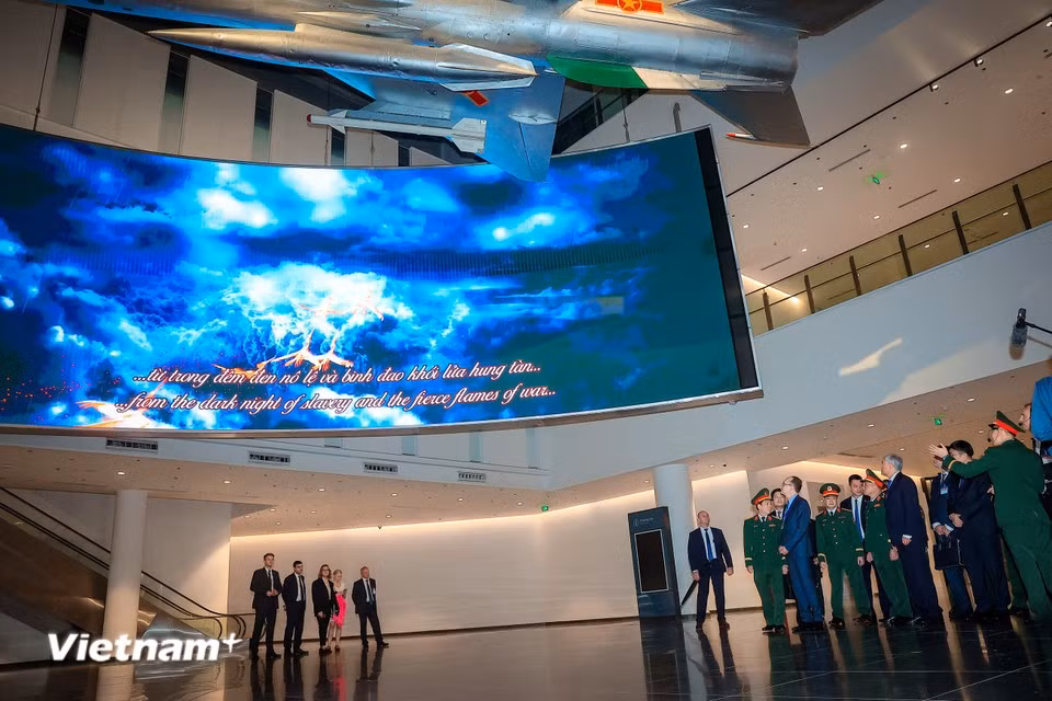 Chairman of the State Duma of the Federal Assembly of the Russian Federation Vyacheslav Volodin tours the Vietnam Military History Museum. (Photo: VietnamPus)