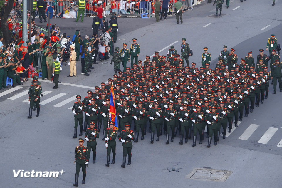 The Royal Cambodian Armed Forces contingent. Throughout history, the Vietnamese and Cambodian militaries have stood shoulder to shoulder to fight for freedom and independence for their respective nations. (Photo: VietnamPlus)