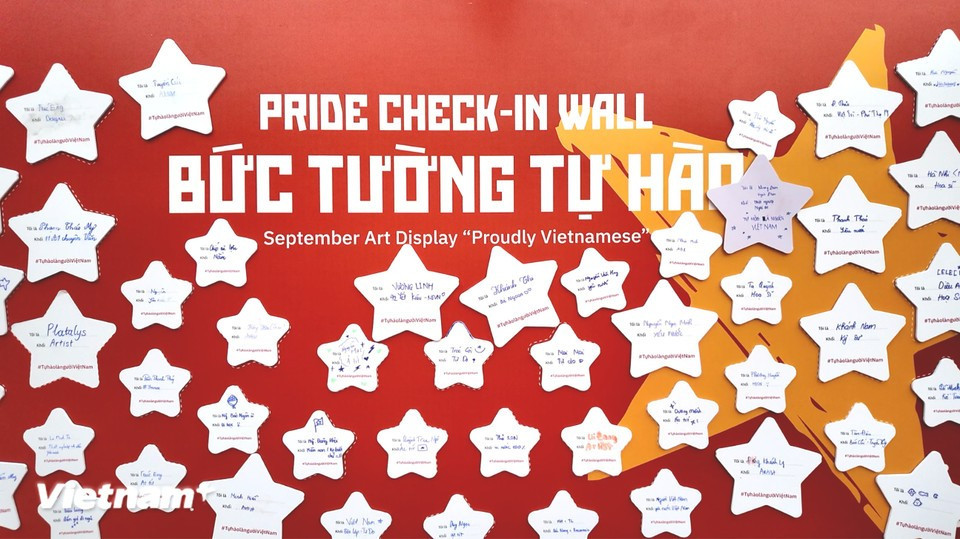 At the “Wall of Pride”, visitors describe themselves through short and powerful keywords. (Photo: VietnamPlus)