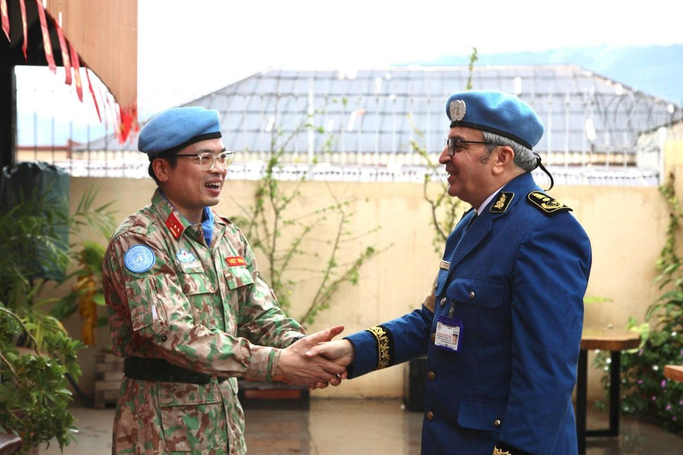 Lieutenant Colonel Duy Van Son, head of the Vietnamese peacekeeping force in the Central African Republic, welcomes international guests to the ceremony. Over 80 officers and UN personnel join in, sharing a common wish for global peace and stability. (Photo: VietnamPlus)