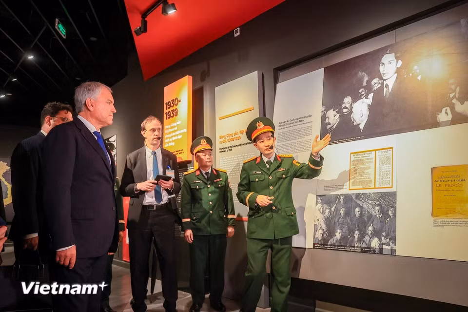 Volodin and the Russian delegation learn about President Ho Chi Minh's revolutionary journey. (Photo: VietnamPlus)