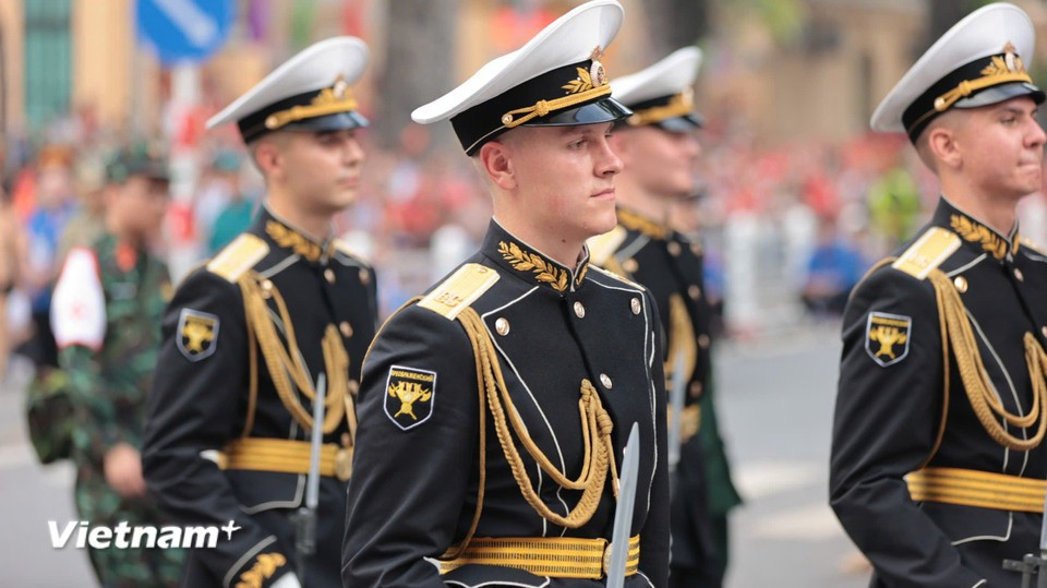 The Russian honour guards are selected for their excellence. (Photo: VietnamPlus)