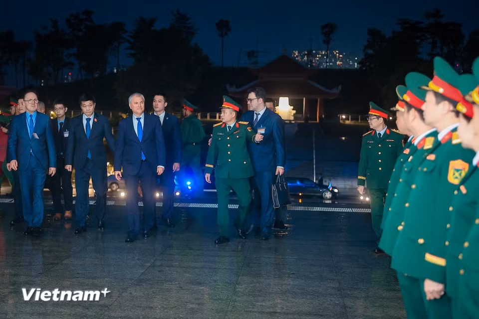 Chairman of the State Duma of the Federal Assembly of the Russian Federation Vyacheslav Volodin visits the Vietnam Military History Museum on September 28 as part of his official trip to Vietnam. (Photo: VietnamPlus)