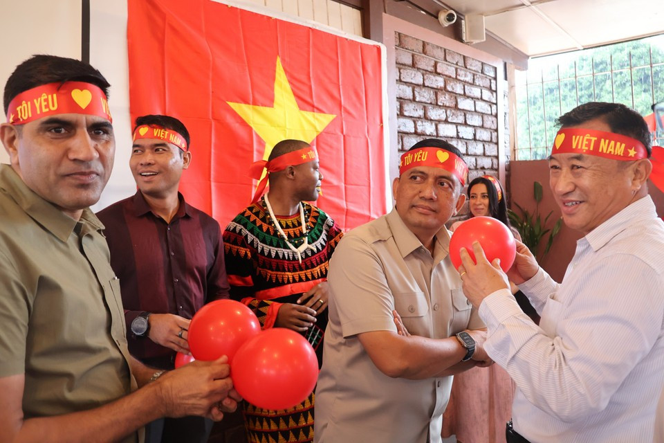 After the solemn ceremony, the soldiers of Uncle Ho transform the gathering into a vibrant celebration of culture. (Photo: VietnamPlus)