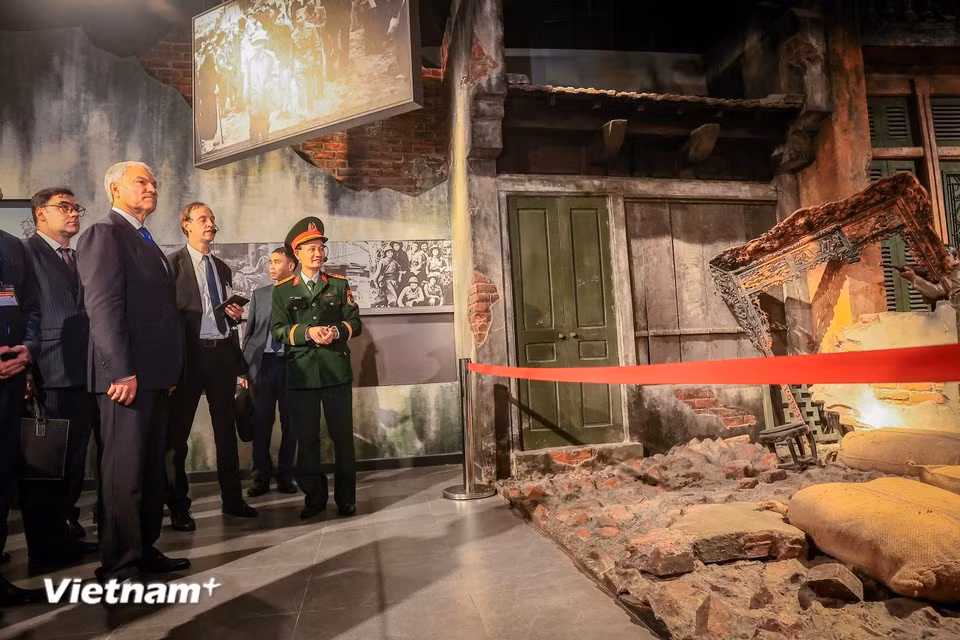 Volodin observes a diorama depicting Hanoi’s 60 days and nights of fierce fighting in late 1946. (Photo: VietnamPlus)